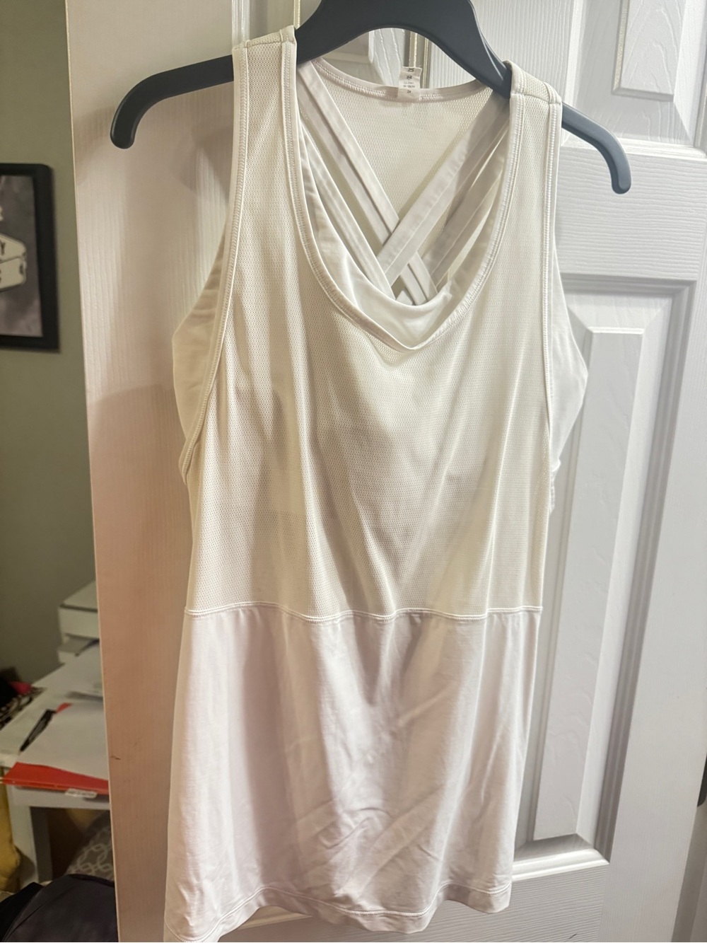 Lululemon 8 White Tank Top with Crisscross Back and built in bra